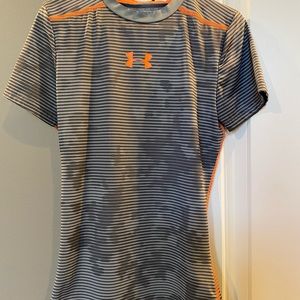 Excellent condition Boy’s Under Armour Tee. Size-S